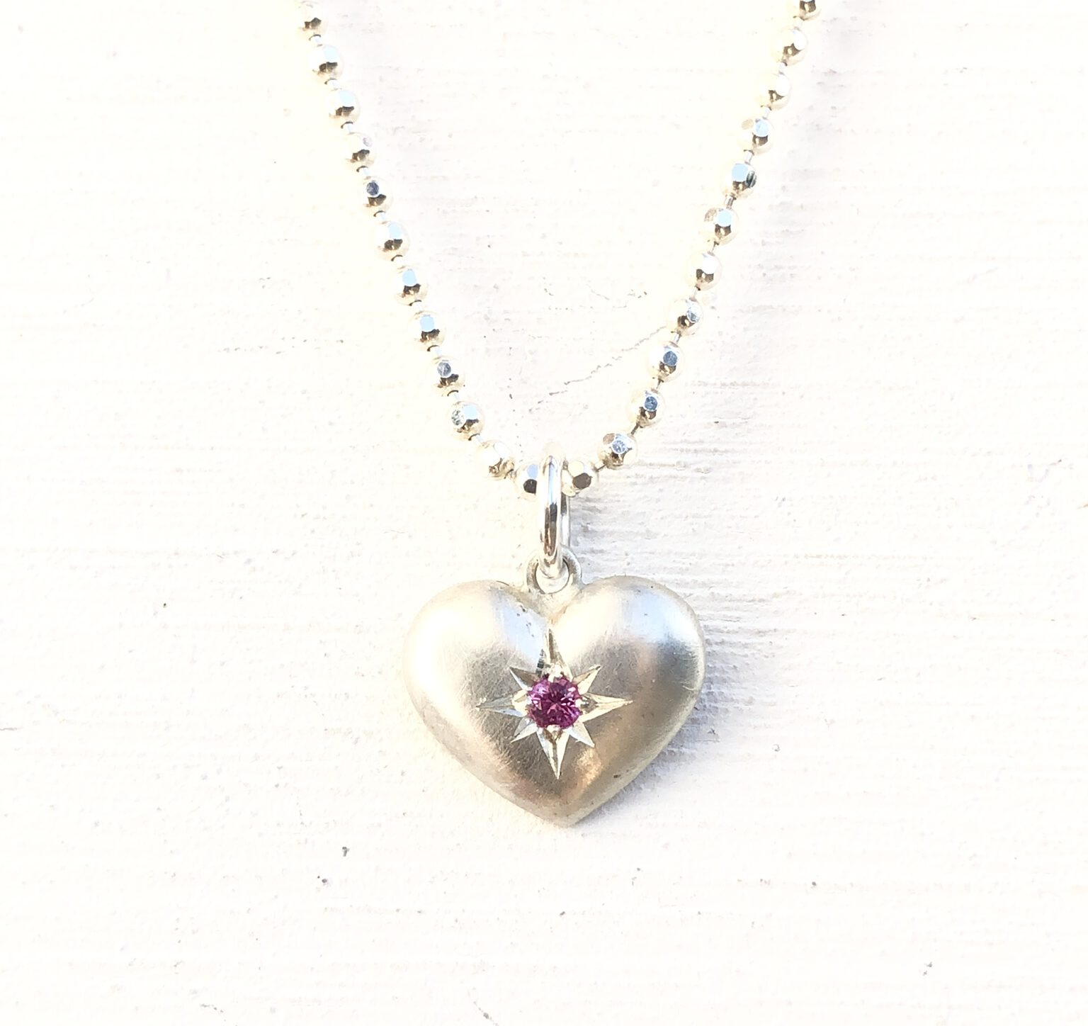 Herz aus Silber mit farbigem Diamant (magenta) im höllwerk Shop